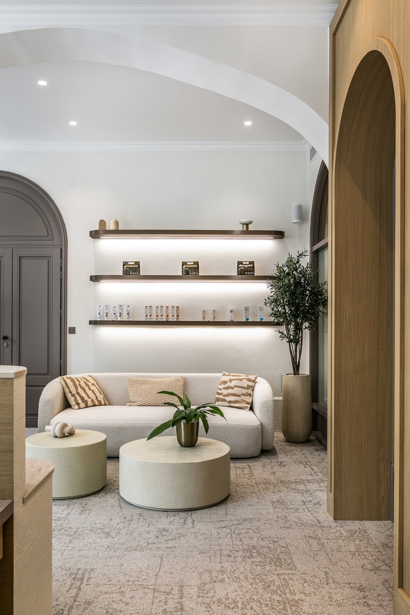 01 — Accueil centre esthétique premium ELISKIN Bordeaux — architecture intérieure Vaissié Studio