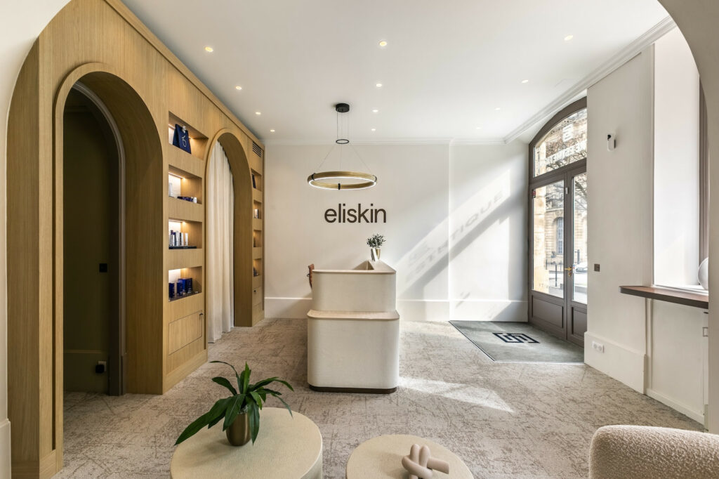 02 — Comptoir réception Stone Leaf et Dekton travertin — centre esthétique luxe Bordeaux — Vaissié Studio