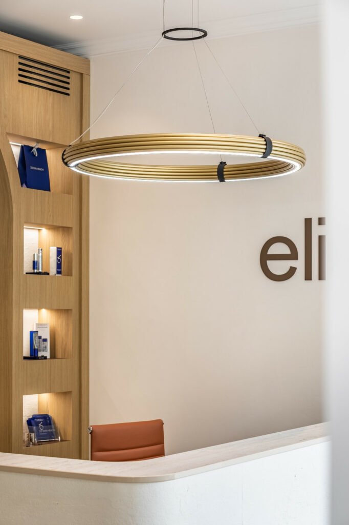 04 — Détail laiton et pierre blanche texturée — ELISKIN — Vaissié Studio