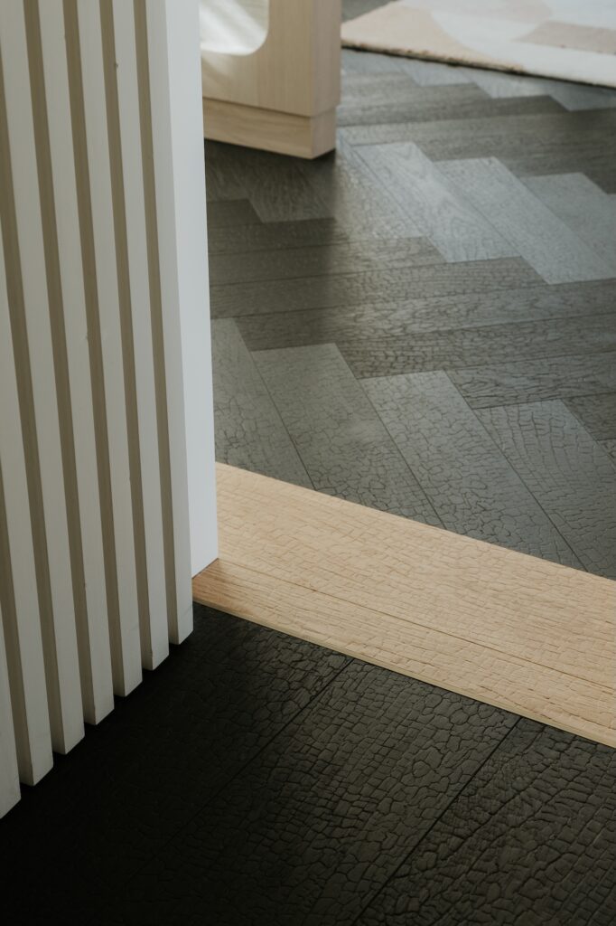 Détail parquet Carré Sol Basalte — architecture intérieure prestige Cap-Ferret — Vaissié Studio