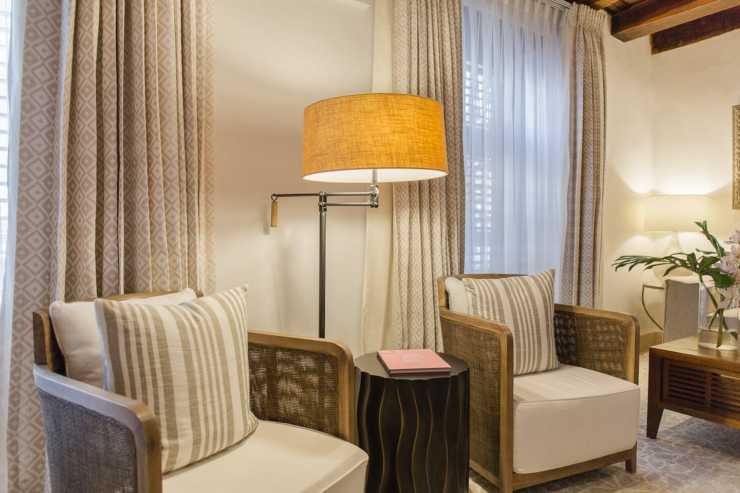 http://06-detail-mobilier-bois-tropical-suite-hotel-vaissiestudio