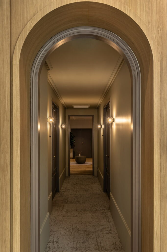 07 — Arches en Master Oak et niches bronze — ELISKIN Bordeaux — Vaissié Studio