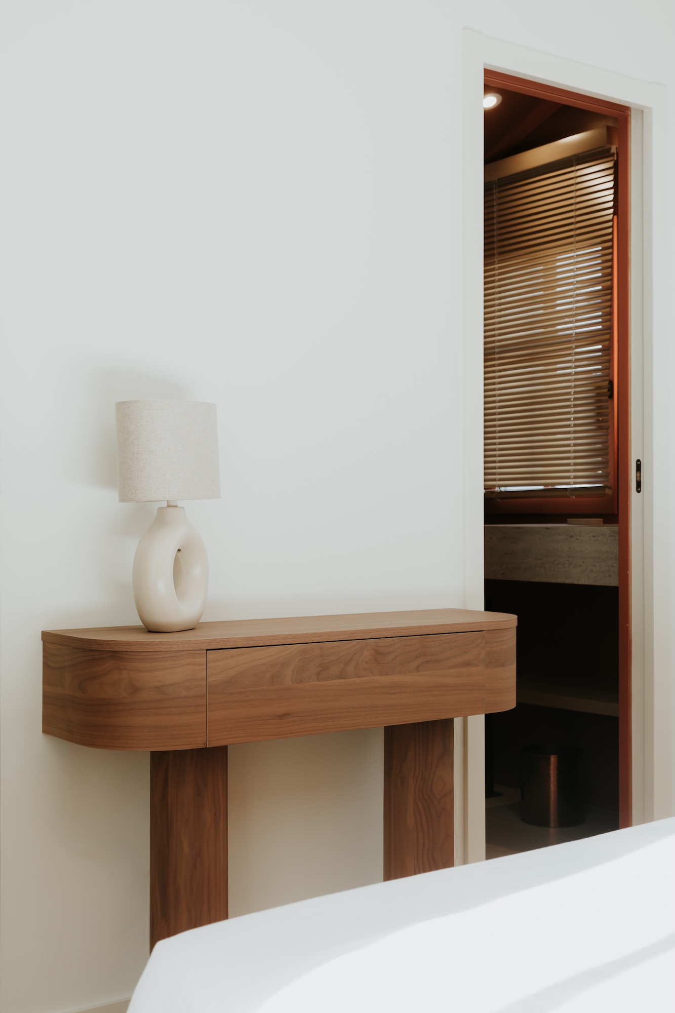 http://Console%20sur%20mesure%20—%20Chambre%20suite%20privative%20Hôtel%20Cap-Ferret%20—%20Vaissié%20Studio