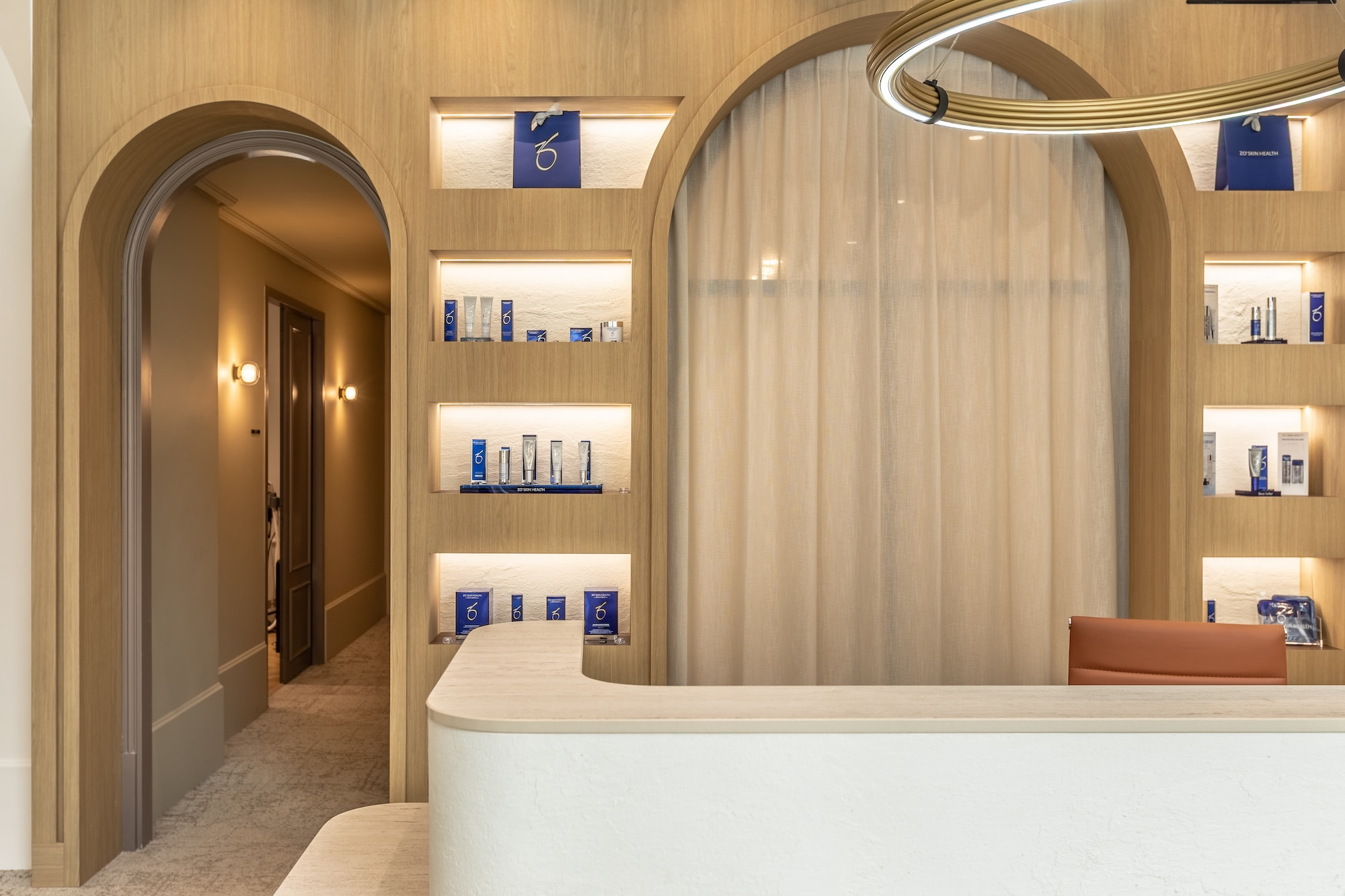 03 — Arches en chêne Unilin Master Oak et niches bronze — ELISKIN Bordeaux — Vaissié Studio