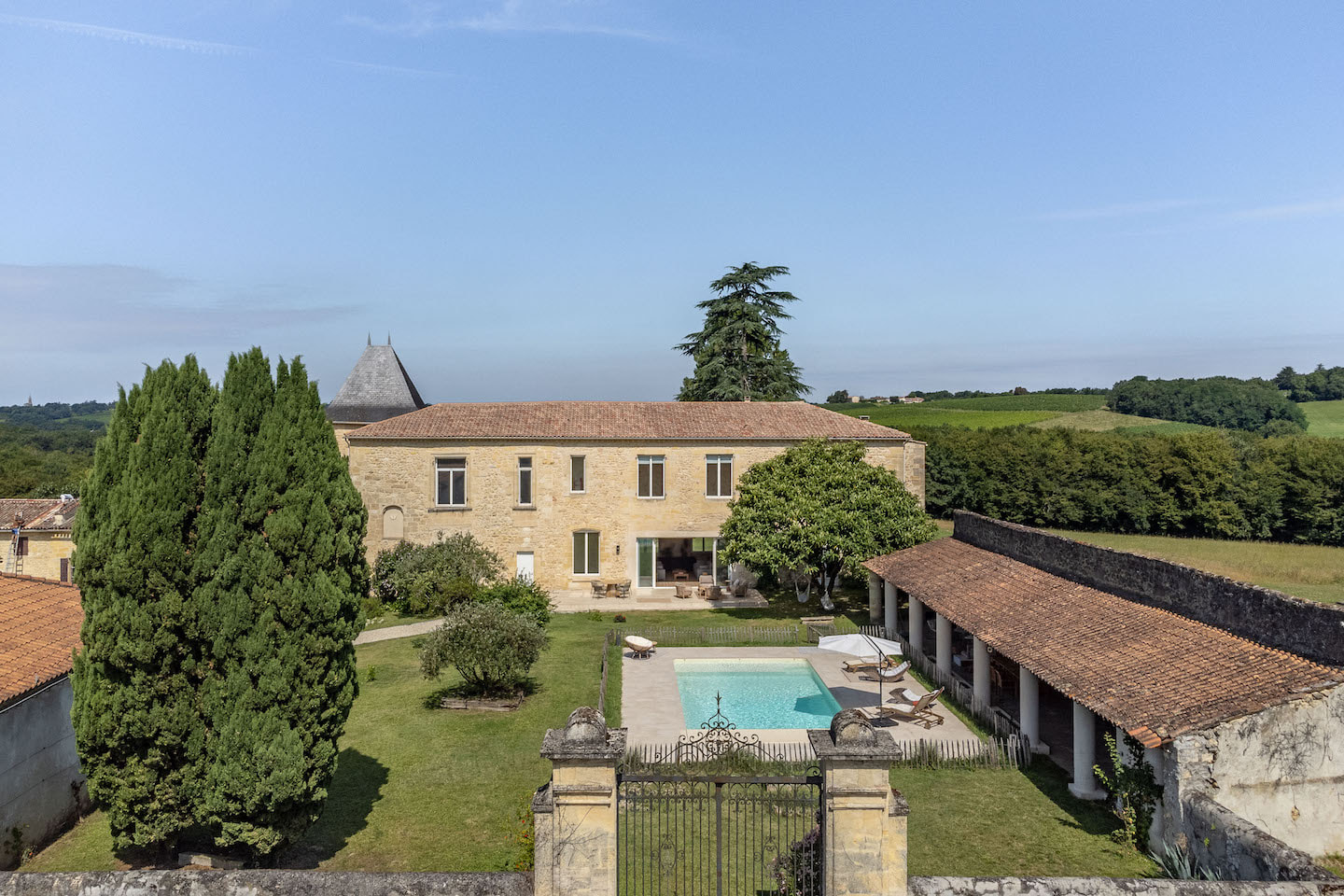 http://vaissie-studio-architecture-interieure-bordeaux-luxe-renovation-chateau-langoiran-faubernet-1